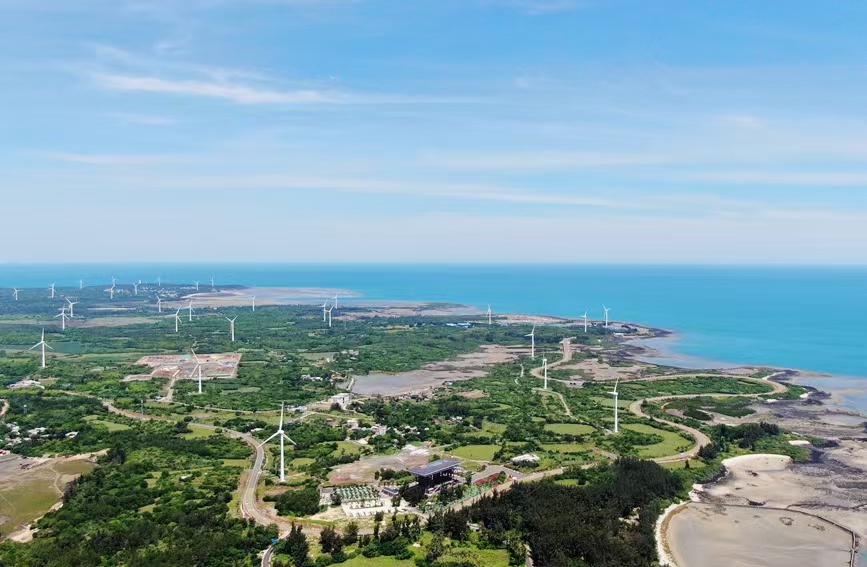 海南環(huán)島旅游公路入選第一批旅游公路項(xiàng)目名單。上為俯瞰圖，儋州火山海岸美如畫。人民網(wǎng)記者 符武平攝