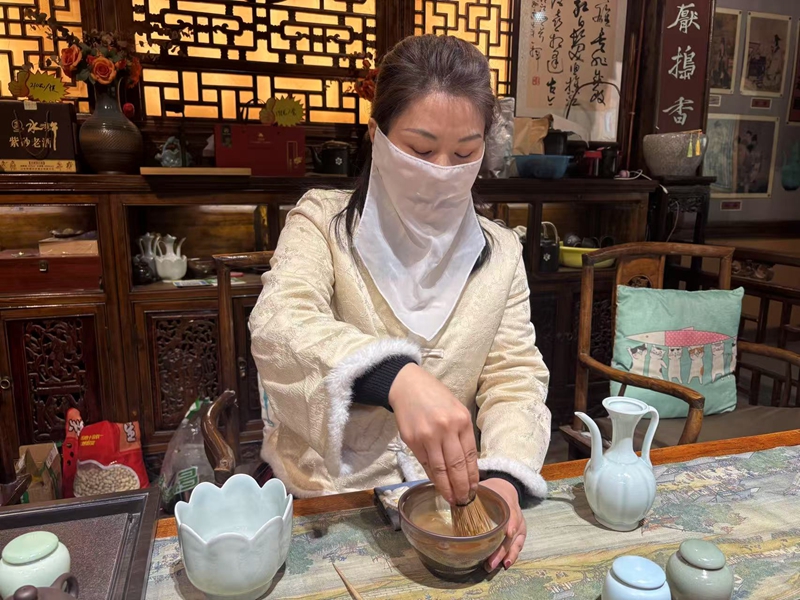 茶藝師展示宋代點(diǎn)茶。人民網(wǎng) 白宛松攝