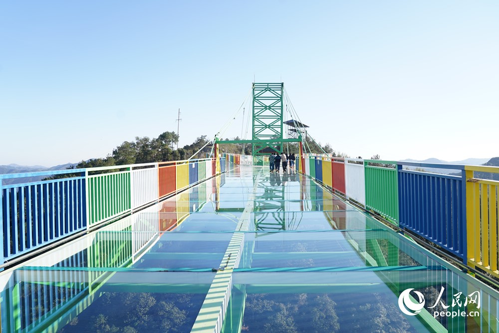 彩色玻璃棧道橫亙山野，讓蘇家山村愈發(fā)贏得年輕人青睞。人民網(wǎng)記者 蘭志飛攝