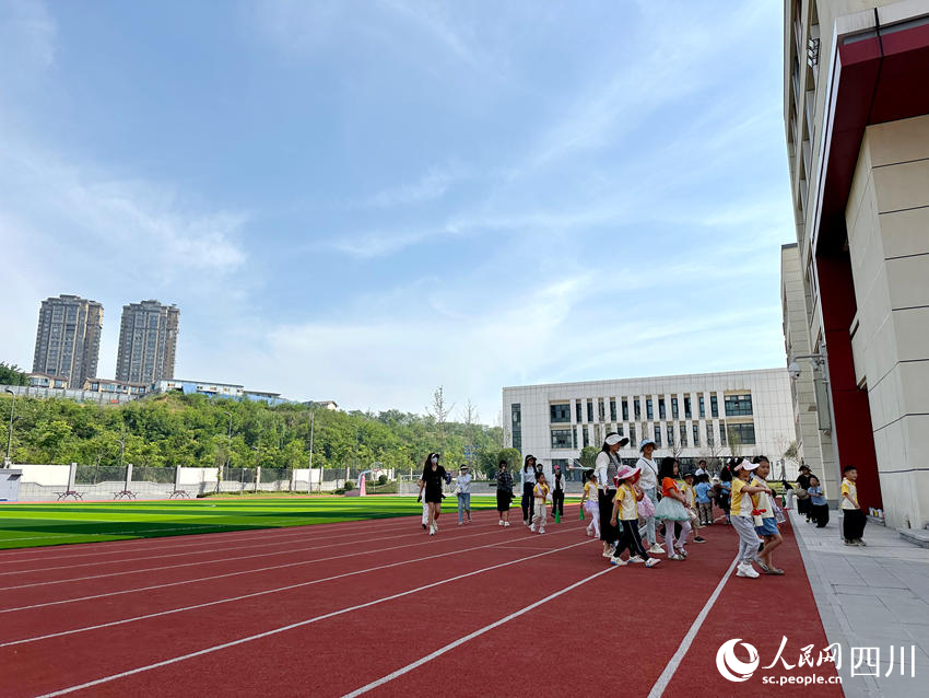 清泉壩片區(qū)新建南充市將軍學(xué)校。人民網(wǎng)記者 王波攝