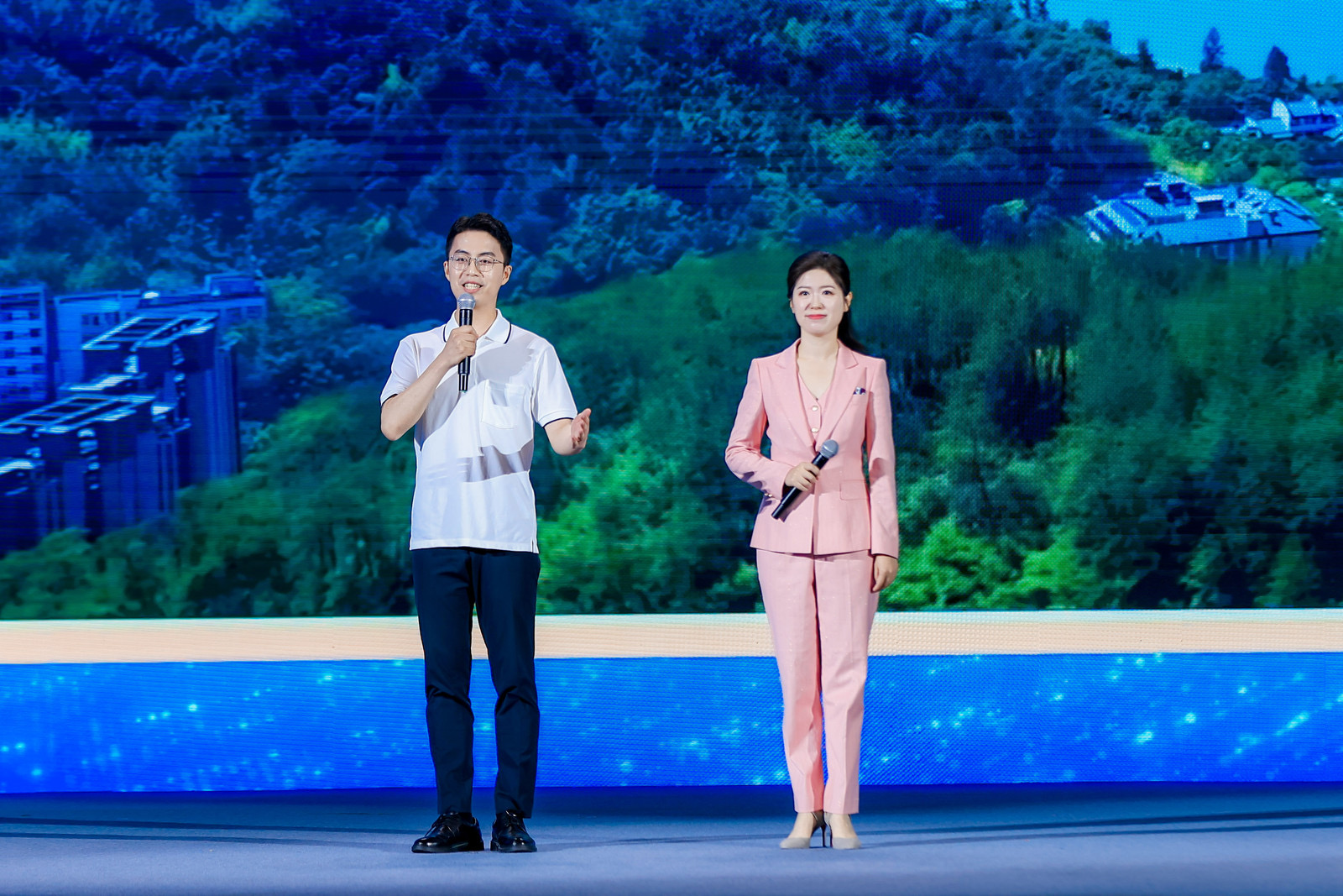 人民網(wǎng)網(wǎng)友朱開源和記者陳曦現(xiàn)場分享。