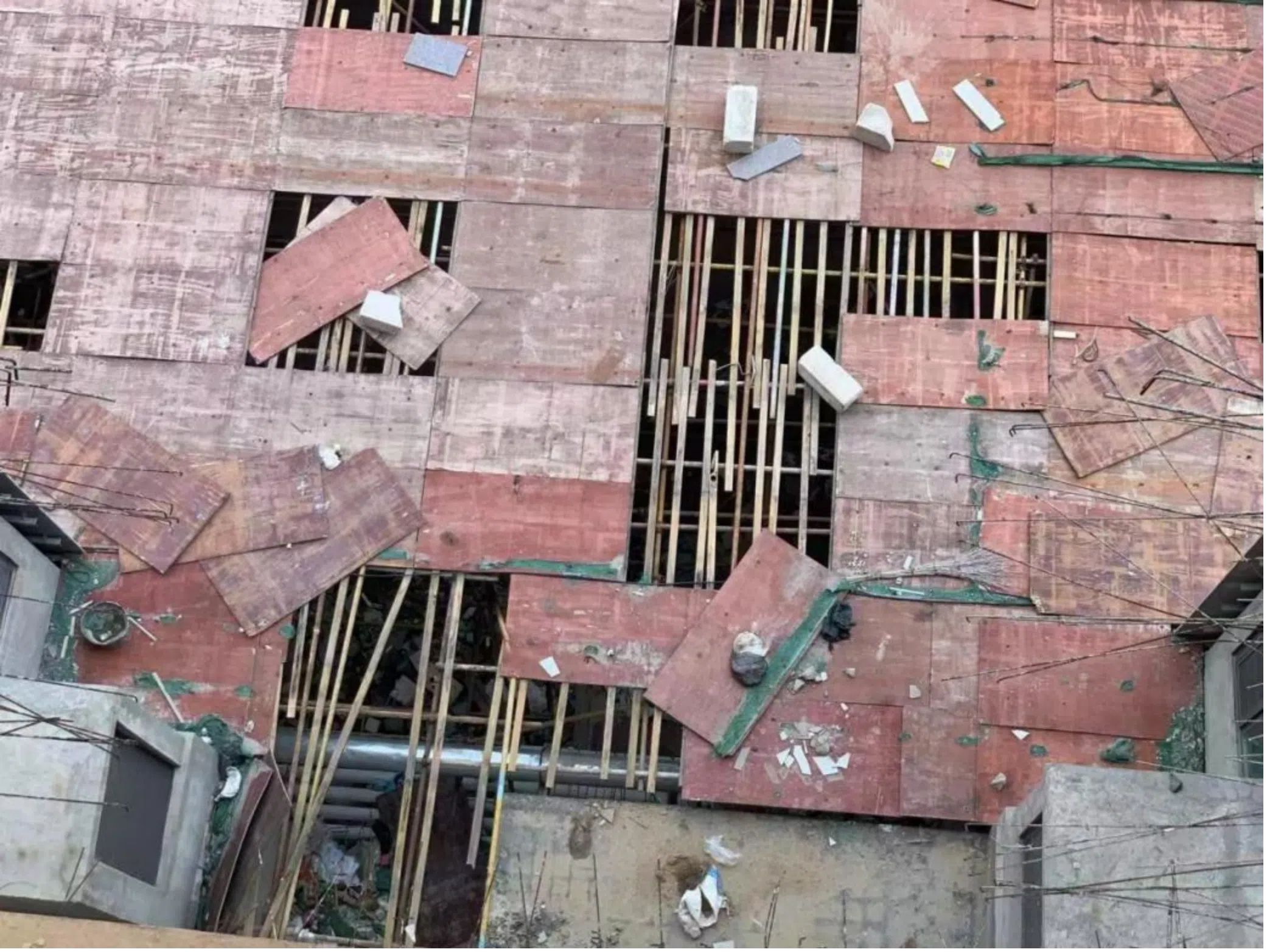 6號(hào)樓俯拍單元門口現(xiàn)狀。受訪者供圖