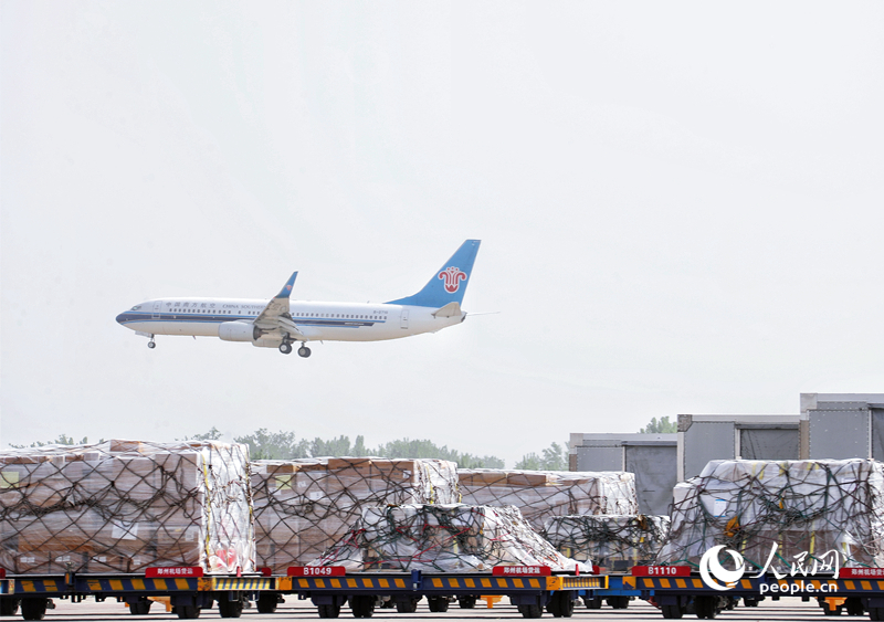 新鄭國際機場內(nèi)等待運輸?shù)呢浳铩Ｈ嗣窬W(wǎng) 霍亞平攝