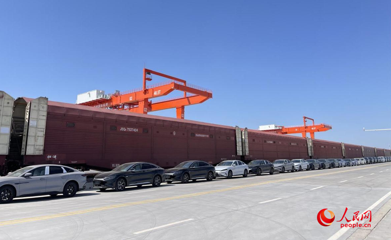 一輛輛“河南造”新能源汽車從鄭州國際陸港出發(fā)。人民網(wǎng) 楊曉娜攝
