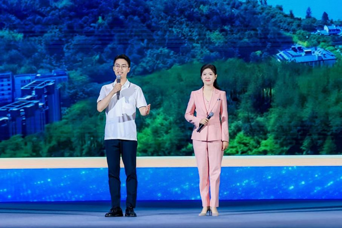 朱開源（左）在2025年中國網(wǎng)絡(luò)文明大會(huì)主論壇上。