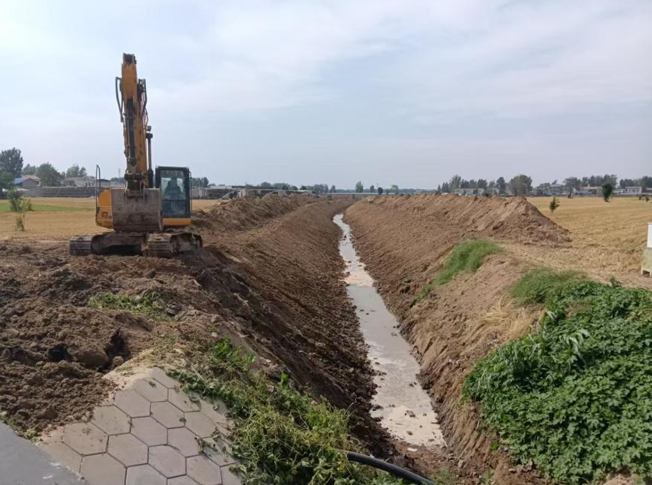 當(dāng)?shù)貙?duì)水利設(shè)施進(jìn)行檢修維護(hù)。商丘市委督查室供圖