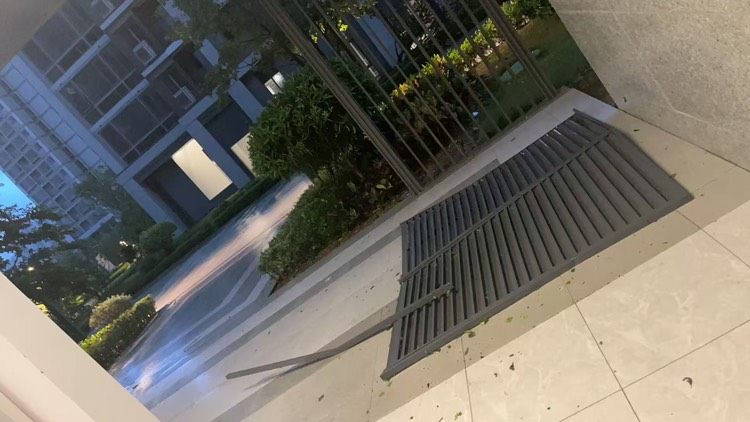 代女士所在小區(qū)樓房擋板掉落。受訪者供圖